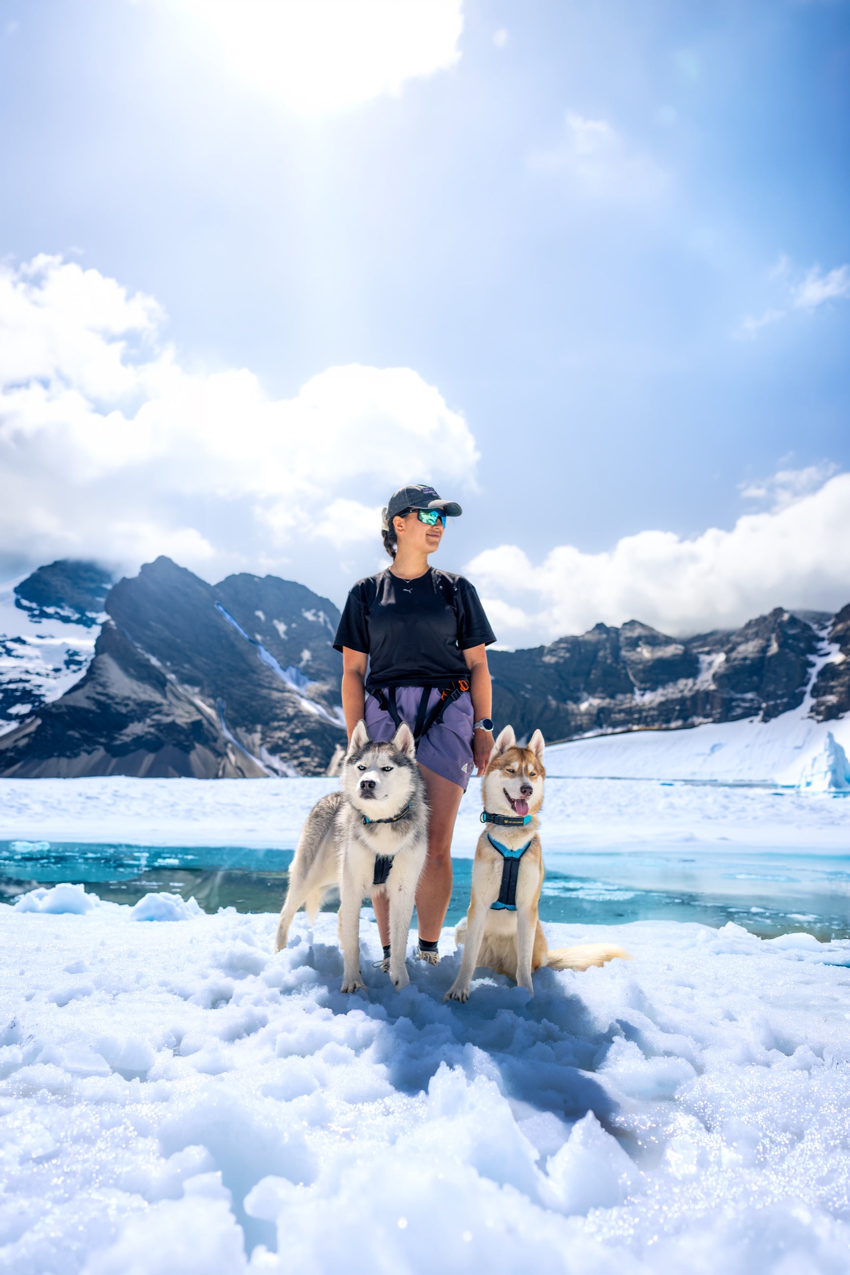 Francesca mit ihren Huskys Iron und Nova in den Bergen